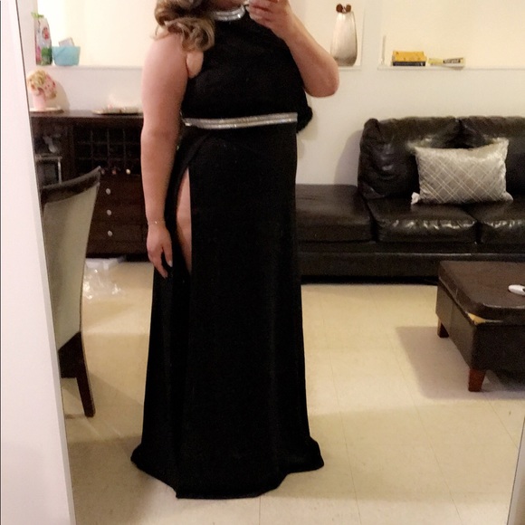 Black dress with slit on left leg - Picture 2 of 3